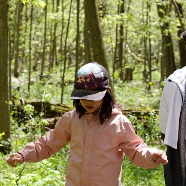 Kvinde og pige går i skov