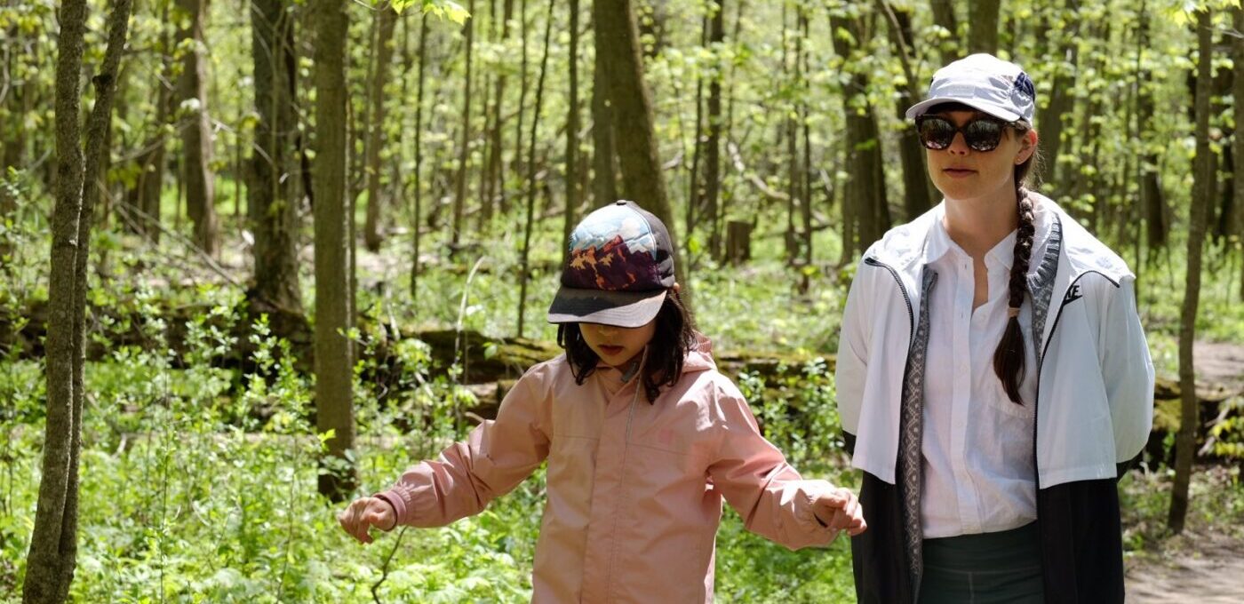 Kvinde og pige går i skov