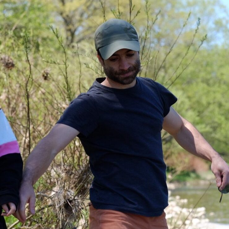 Mand og pige der kaster sten