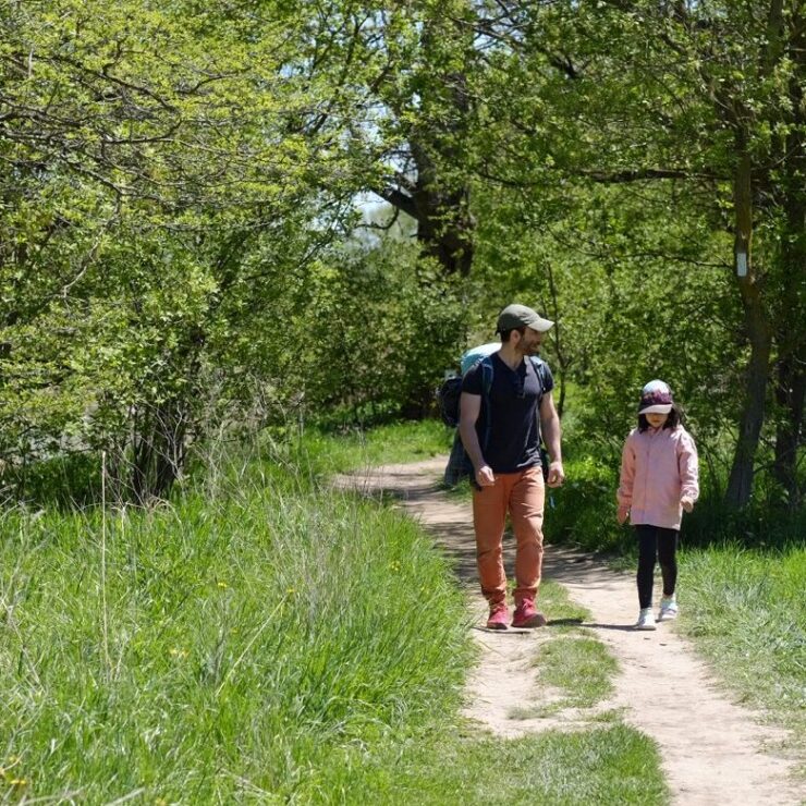 Mand og pige der går på sti