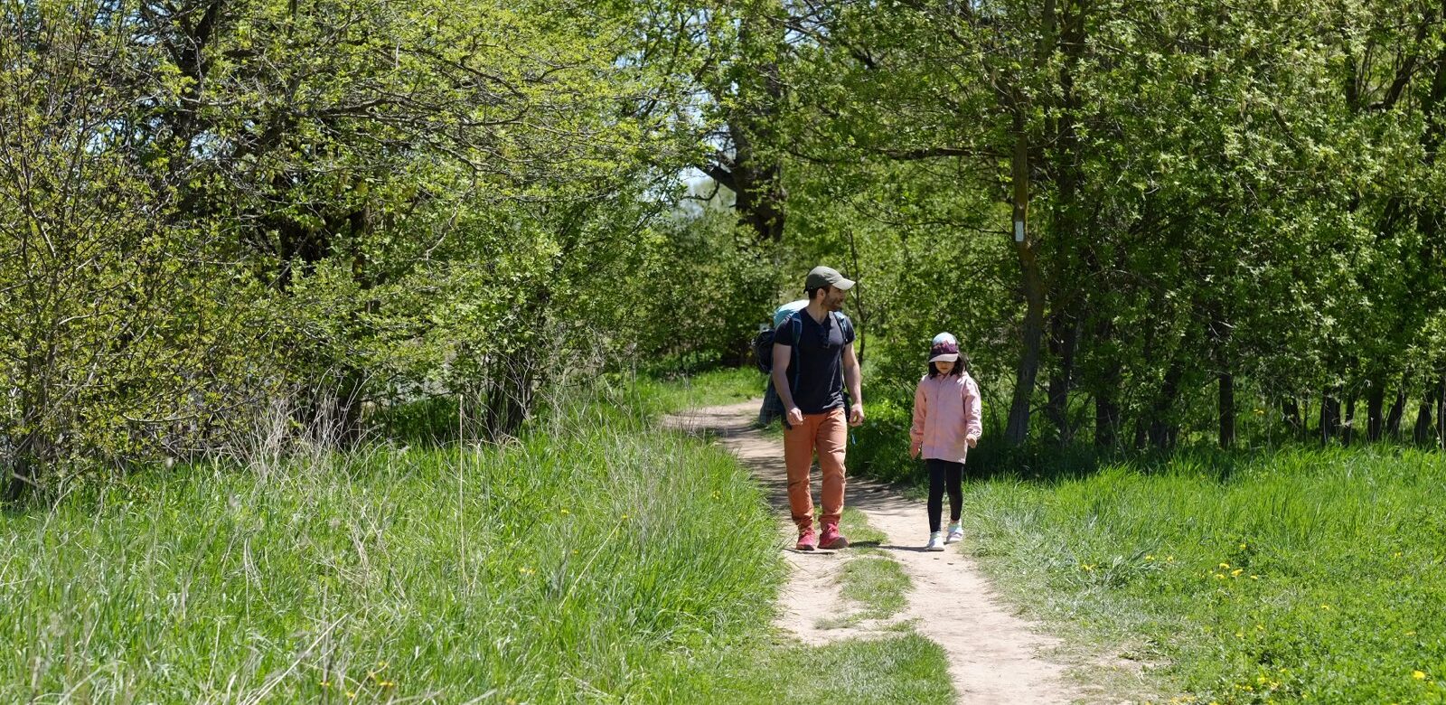 Mand og pige der går på sti